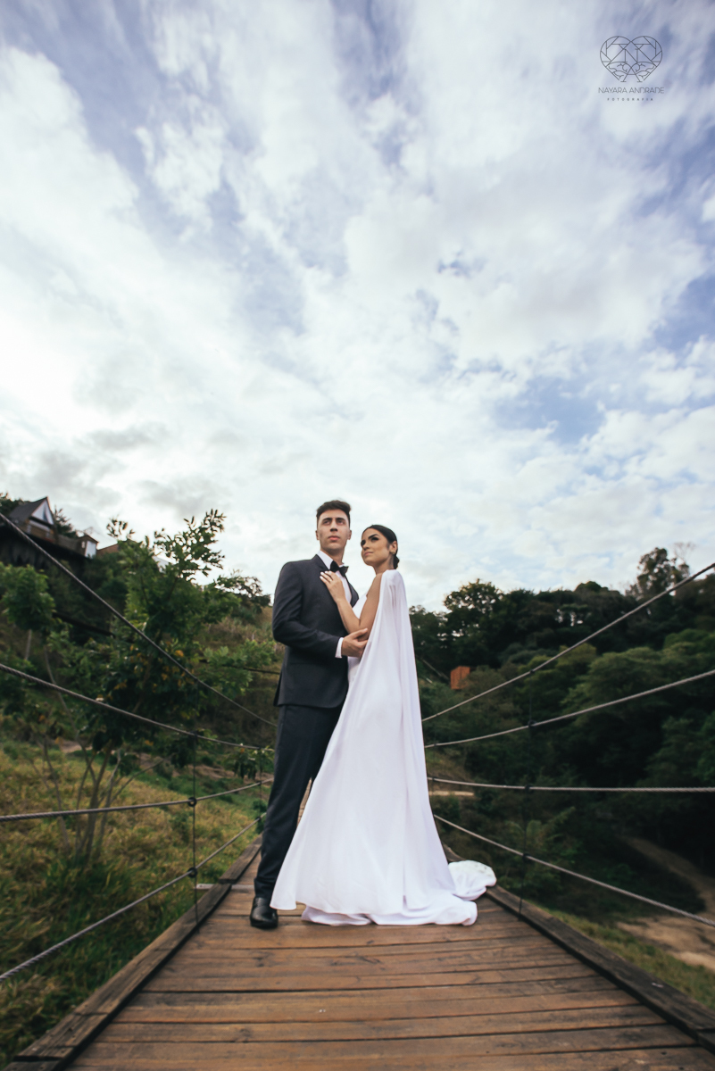 ensaio feito na cabana home depois do casamento civil fotografias feitas pela fotografa premiada nayara andrade de santos fotografia de casamento em sao paulo e todo o brasil fotos com roupa de noivos rustico ao ar livre ideias de dotografia de casamento