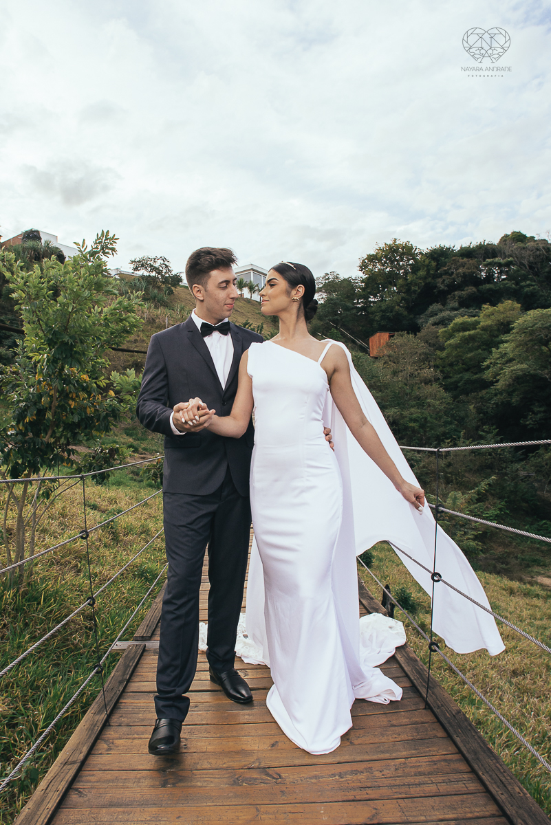 ensaio feito na cabana home depois do casamento civil fotografias feitas pela fotografa premiada nayara andrade de santos fotografia de casamento em sao paulo e todo o brasil fotos com roupa de noivos rustico ao ar livre ideias de dotografia de casamento