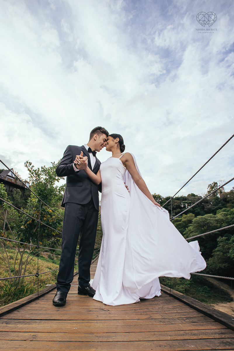 ensaio feito na cabana home depois do casamento civil fotografias feitas pela fotografa premiada nayara andrade de santos fotografia de casamento em sao paulo e todo o brasil fotos com roupa de noivos rustico ao ar livre ideias de dotografia de casamento
