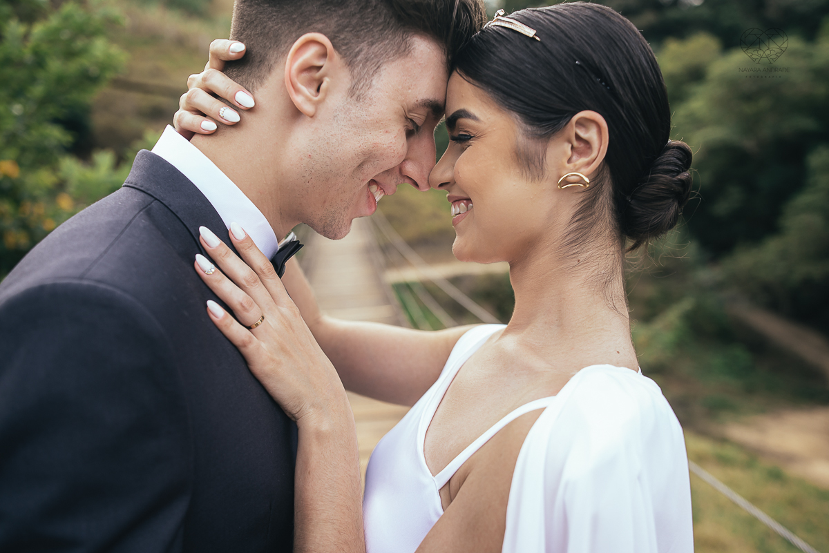 ensaio feito na cabana home depois do casamento civil fotografias feitas pela fotografa premiada nayara andrade de santos fotografia de casamento em sao paulo e todo o brasil fotos com roupa de noivos rustico ao ar livre ideias de dotografia de casamento