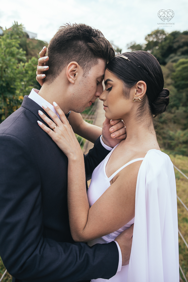 ensaio feito na cabana home depois do casamento civil fotografias feitas pela fotografa premiada nayara andrade de santos fotografia de casamento em sao paulo e todo o brasil fotos com roupa de noivos rustico ao ar livre ideias de dotografia de casamento
