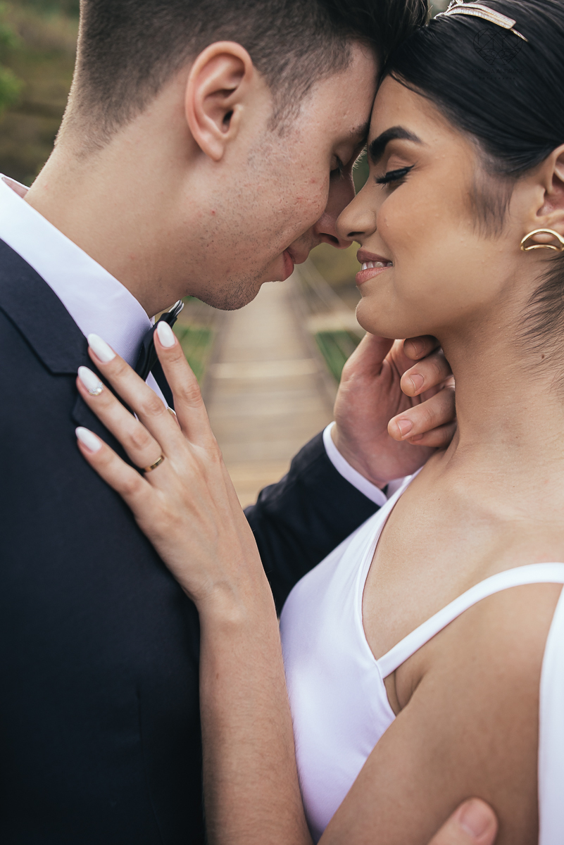 ensaio feito na cabana home depois do casamento civil fotografias feitas pela fotografa premiada nayara andrade de santos fotografia de casamento em sao paulo e todo o brasil fotos com roupa de noivos rustico ao ar livre ideias de dotografia de casamento