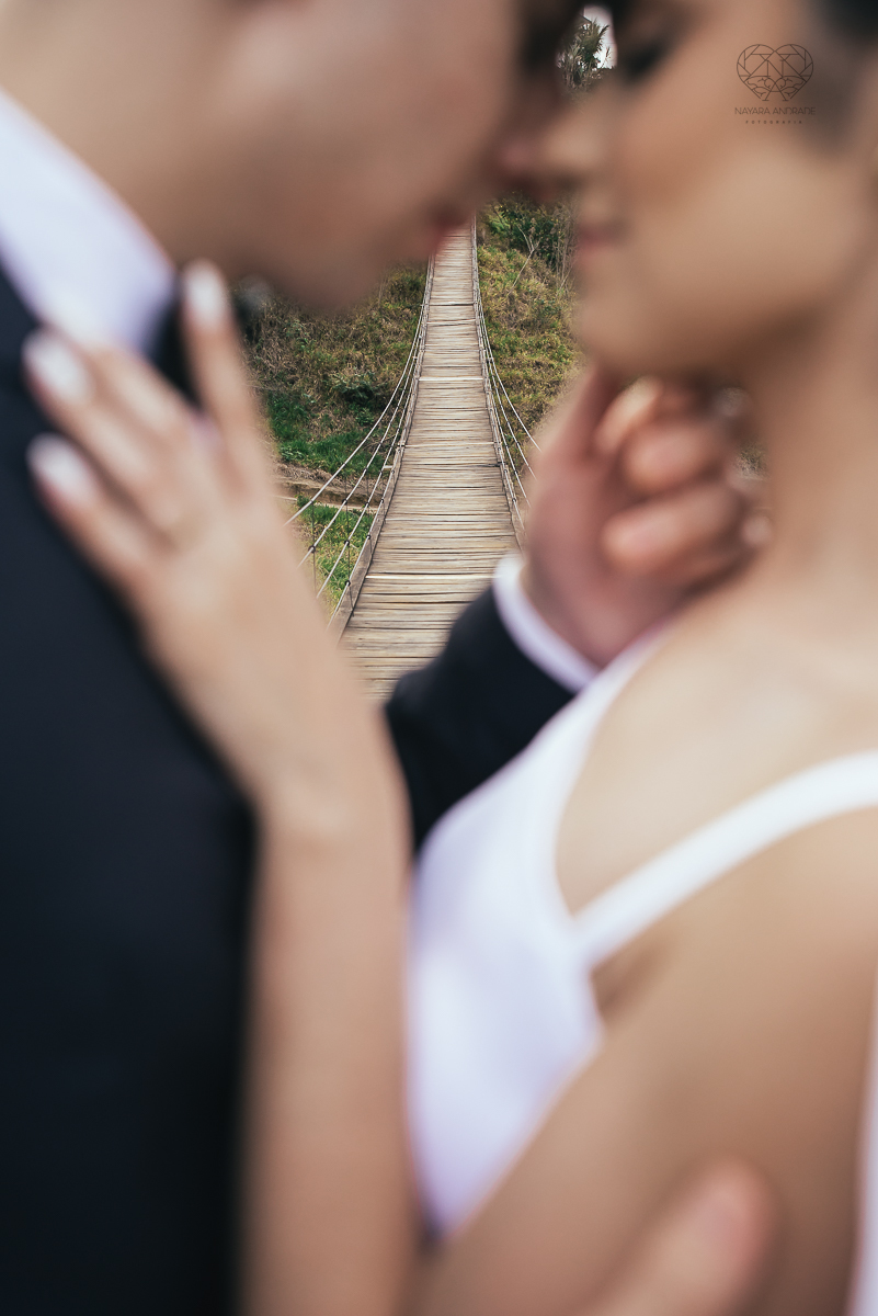 ensaio feito na cabana home depois do casamento civil fotografias feitas pela fotografa premiada nayara andrade de santos fotografia de casamento em sao paulo e todo o brasil fotos com roupa de noivos rustico ao ar livre ideias de dotografia de casamento