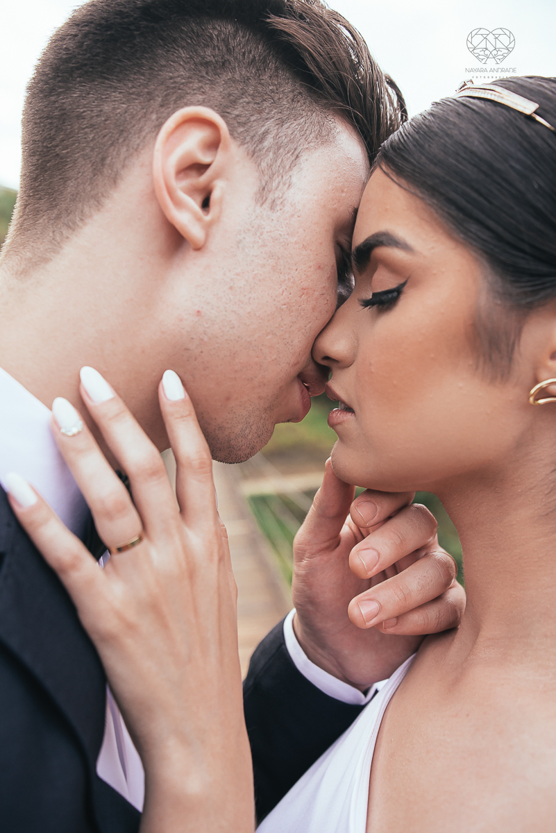 ensaio feito na cabana home depois do casamento civil fotografias feitas pela fotografa premiada nayara andrade de santos fotografia de casamento em sao paulo e todo o brasil fotos com roupa de noivos rustico ao ar livre ideias de dotografia de casamento
