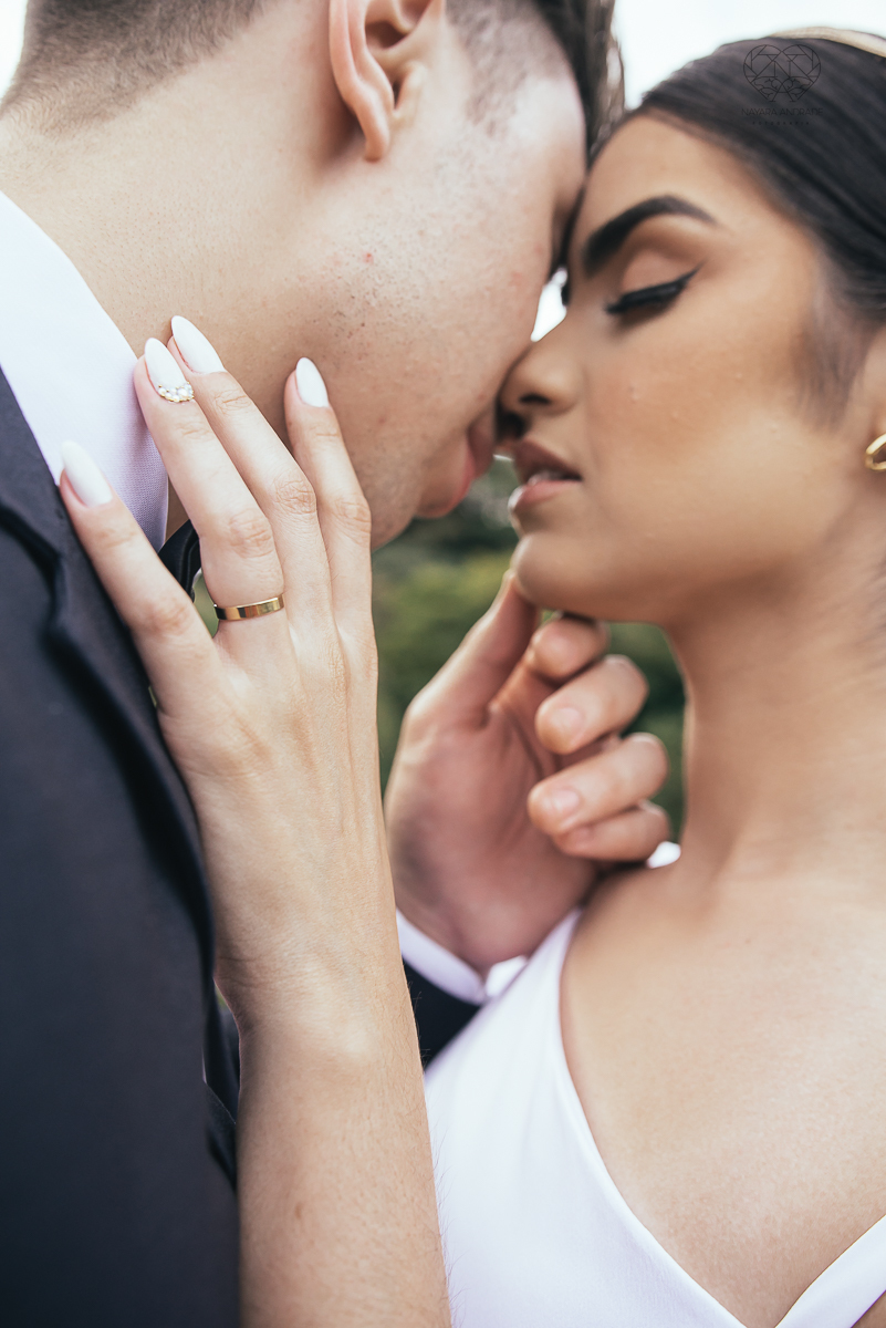 ensaio feito na cabana home depois do casamento civil fotografias feitas pela fotografa premiada nayara andrade de santos fotografia de casamento em sao paulo e todo o brasil fotos com roupa de noivos rustico ao ar livre ideias de dotografia de casamento
