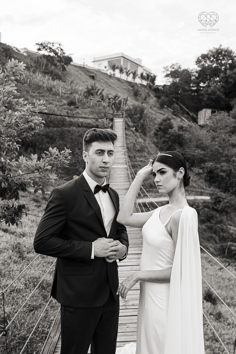 ensaio feito na cabana home depois do casamento civil fotografias feitas pela fotografa premiada nayara andrade de santos fotografia de casamento em sao paulo e todo o brasil fotos com roupa de noivos rustico ao ar livre ideias de dotografia de casamento