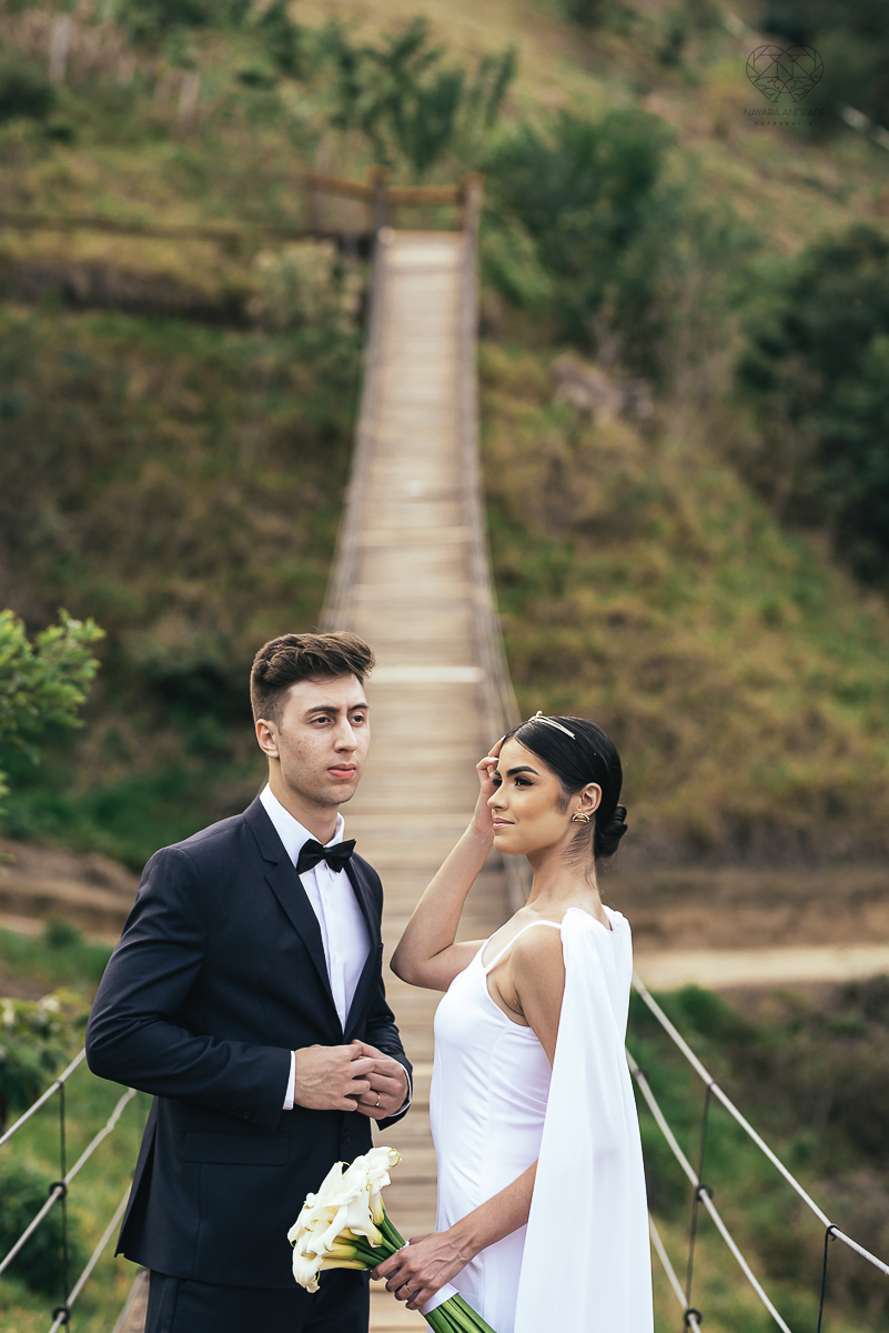 ensaio feito na cabana home depois do casamento civil fotografias feitas pela fotografa premiada nayara andrade de santos fotografia de casamento em sao paulo e todo o brasil fotos com roupa de noivos rustico ao ar livre ideias de dotografia de casamento