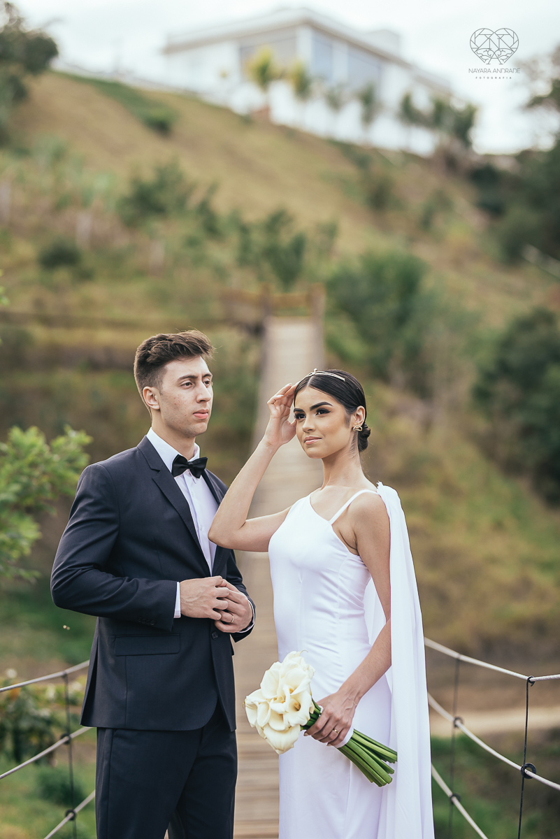 vensaio feito na cabana home depois do casamento civil fotografias feitas pela fotografa premiada nayara andrade de santos fotografia de casamento em sao paulo e todo o brasil fotos com roupa de noivos rustico ao ar livre ideias de dotografia de casamento