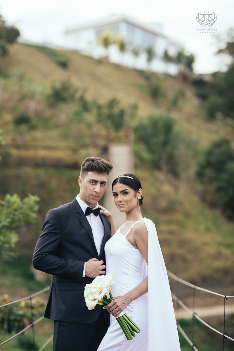 ensaio feito na cabana home depois do casamento civil fotografias feitas pela fotografa premiada nayara andrade de santos fotografia de casamento em sao paulo e todo o brasil fotos com roupa de noivos rustico ao ar livre ideias de dotografia de casamento