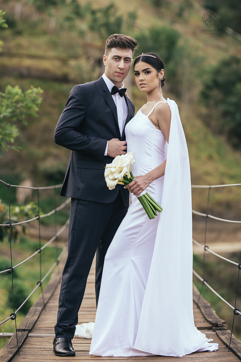 ensaio feito na cabana home depois do casamento civil fotografias feitas pela fotografa premiada nayara andrade de santos fotografia de casamento em sao paulo e todo o brasil fotos com roupa de noivos rustico ao ar livre ideias de dotografia de casamento