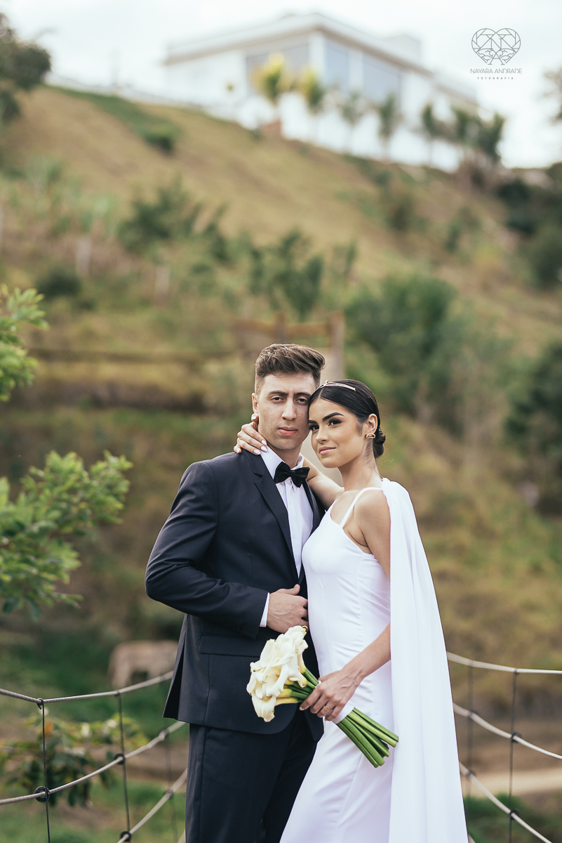 ensaio feito na cabana home depois do casamento civil fotografias feitas pela fotografa premiada nayara andrade de santos fotografia de casamento em sao paulo e todo o brasil fotos com roupa de noivos rustico ao ar livre ideias de dotografia de casamento