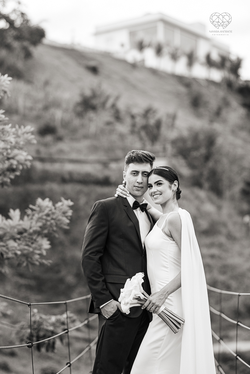 ensaio feito na cabana home depois do casamento civil fotografias feitas pela fotografa premiada nayara andrade de santos fotografia de casamento em sao paulo e todo o brasil fotos com roupa de noivos rustico ao ar livre ideias de dotografia de casamento