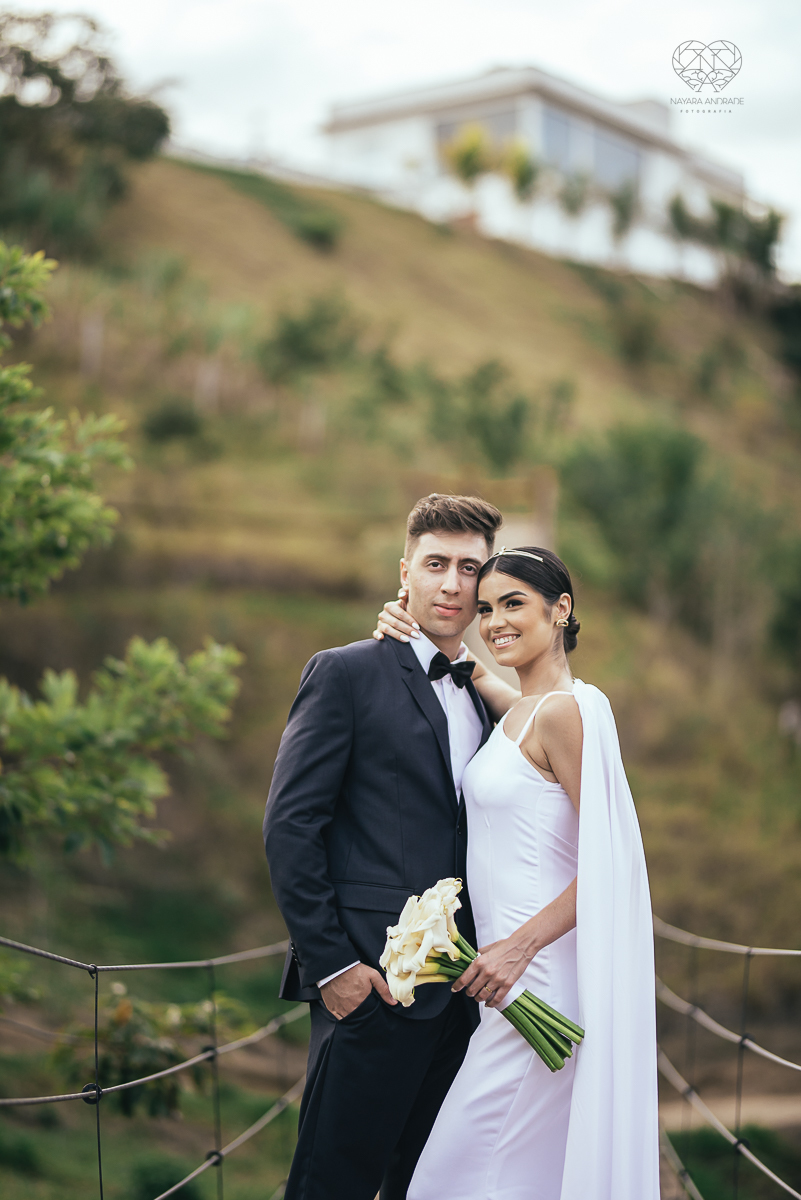 ensaio feito na cabana home depois do casamento civil fotografias feitas pela fotografa premiada nayara andrade de santos fotografia de casamento em sao paulo e todo o brasil fotos com roupa de noivos rustico ao ar livre ideias de dotografia de casamento