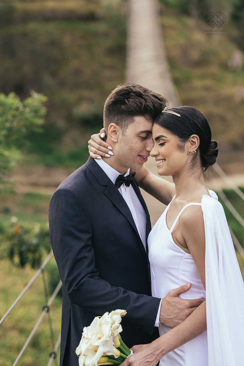 ensaio feito na cabana home depois do casamento civil fotografias feitas pela fotografa premiada nayara andrade de santos fotografia de casamento em sao paulo e todo o brasil fotos com roupa de noivos rustico ao ar livre ideias de dotografia de casamento