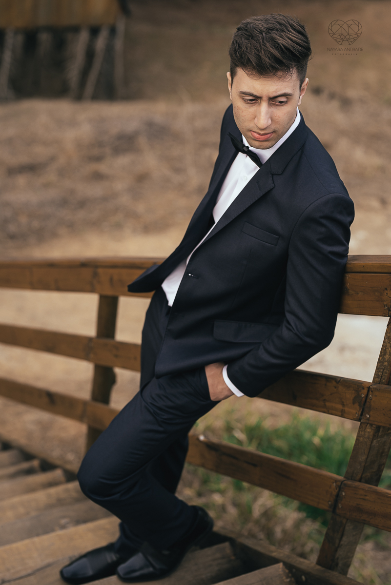 ensaio feito na cabana home depois do casamento civil fotografias feitas pela fotografa premiada nayara andrade de santos fotografia de casamento em sao paulo e todo o brasil fotos com roupa de noivos rustico ao ar livre ideias de dotografia de casamento