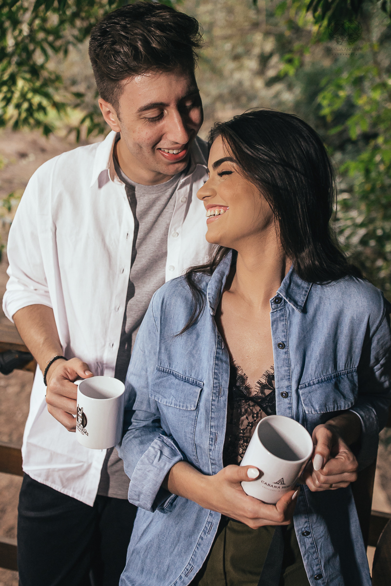 ensaio feito na cabana home depois do casamento civil fotografias feitas pela fotografa premiada nayara andrade de santos fotografia de casamento em sao paulo e todo o brasil fotos com roupa de noivos rustico ao ar livre ideias de dotografia de casamento