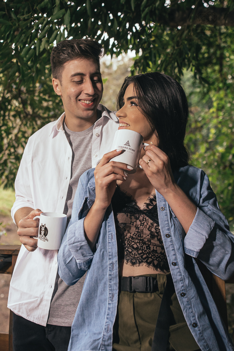 ensaio feito na cabana home depois do casamento civil fotografias feitas pela fotografa premiada nayara andrade de santos fotografia de casamento em sao paulo e todo o brasil fotos com roupa de noivos rustico ao ar livre ideias de dotografia de casamento