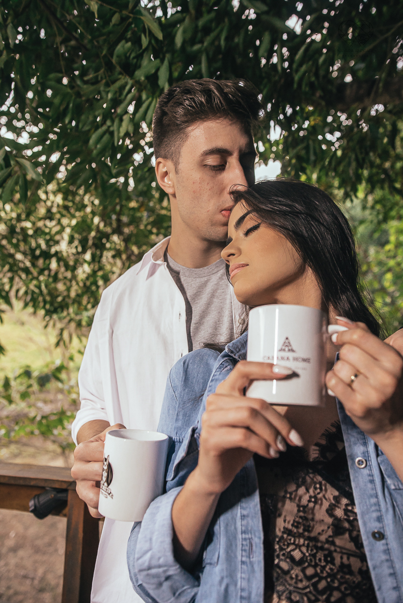 ensaio feito na cabana home depois do casamento civil fotografias feitas pela fotografa premiada nayara andrade de santos fotografia de casamento em sao paulo e todo o brasil fotos com roupa de noivos rustico ao ar livre ideias de dotografia de casamento