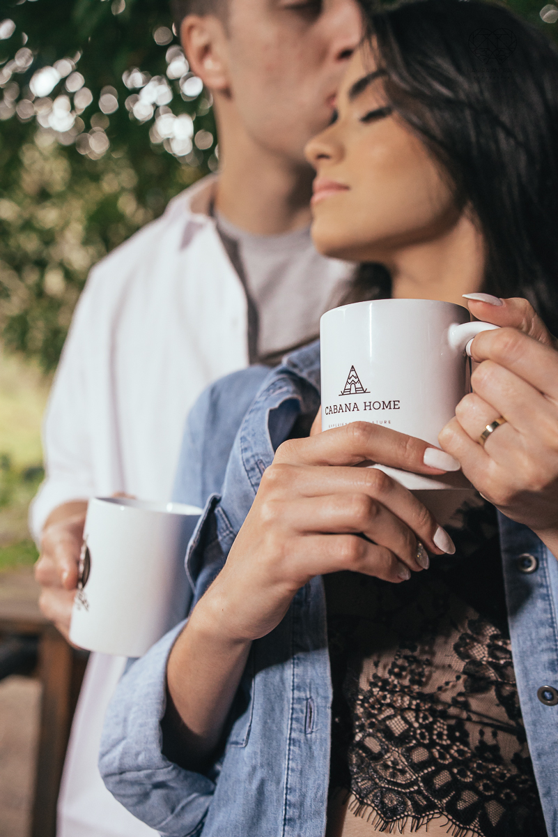 ensaio feito na cabana home depois do casamento civil fotografias feitas pela fotografa premiada nayara andrade de santos fotografia de casamento em sao paulo e todo o brasil fotos com roupa de noivos rustico ao ar livre ideias de dotografia de casamento
