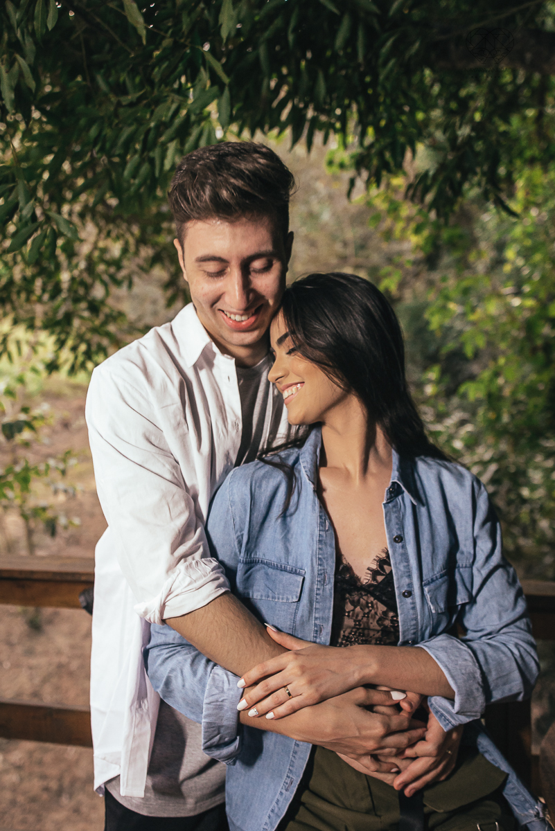ensaio feito na cabana home depois do casamento civil fotografias feitas pela fotografa premiada nayara andrade de santos fotografia de casamento em sao paulo e todo o brasil fotos com roupa de noivos rustico ao ar livre ideias de dotografia de casamento