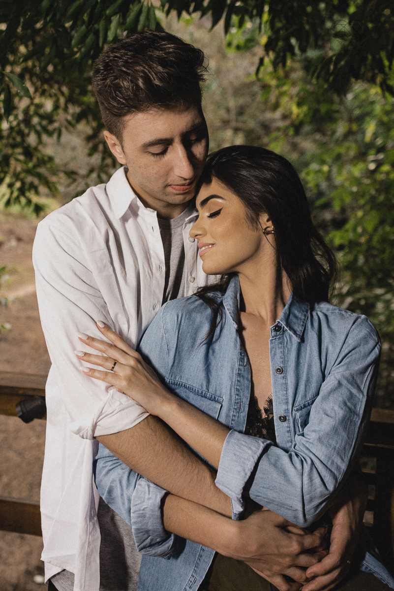 ensaio feito na cabana home depois do casamento civil fotografias feitas pela fotografa premiada nayara andrade de santos fotografia de casamento em sao paulo e todo o brasil fotos com roupa de noivos rustico ao ar livre ideias de dotografia de casamento