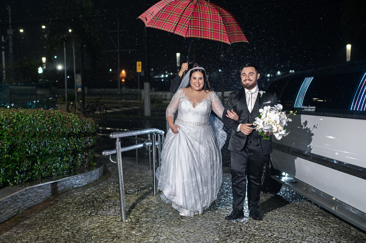 casamento em santos na igreja do embare assessoria vanessa martini  buffet  odilinha e fotografia artisticas nayara andrade fotografa especializada em casamentos . Casamento catolico emocionante em santos foto de casamento na chuva