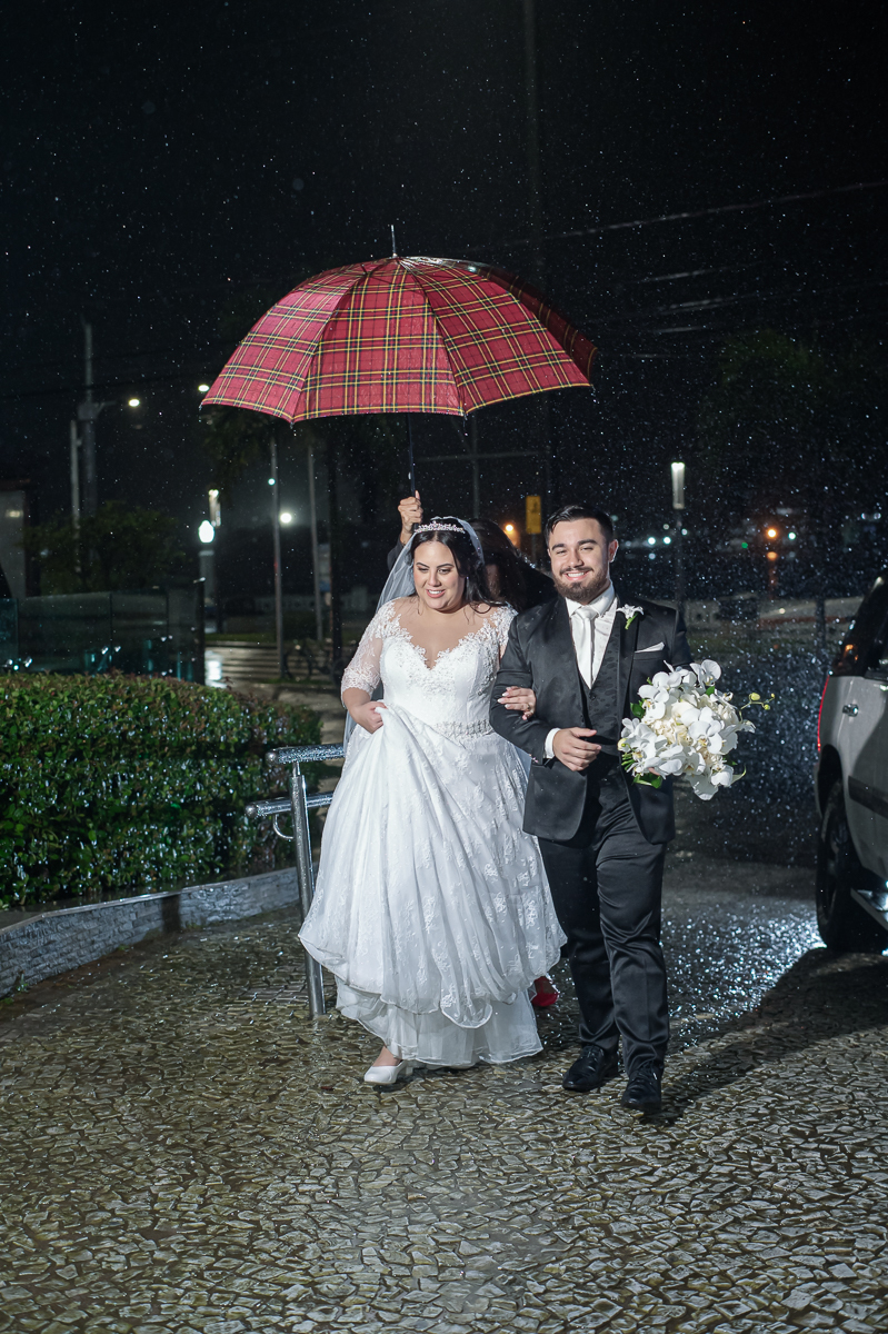 casamento em santos na igreja do embare assessoria vanessa martini  buffet  odilinha e fotografia artisticas nayara andrade fotografa especializada em casamentos . Casamento catolico emocionante em santos foto de casamento na chuva