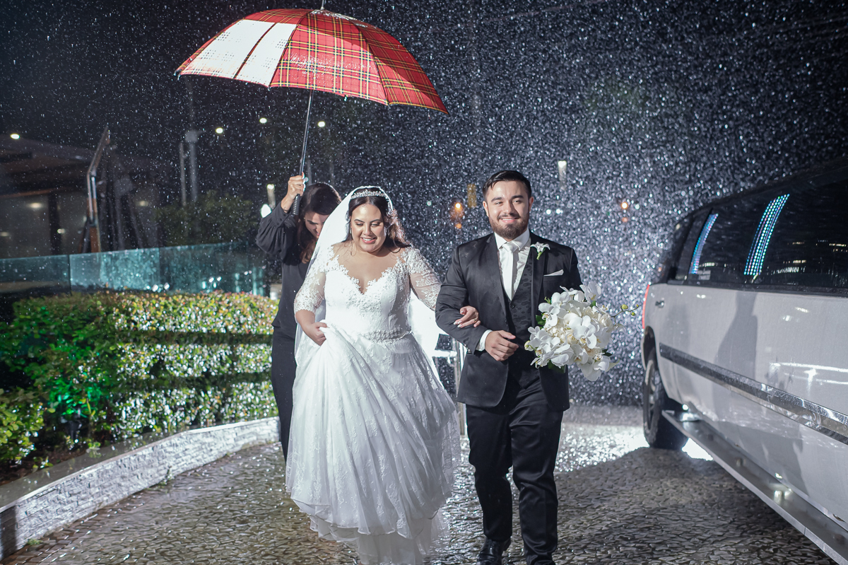 casamento em santos na igreja do embare assessoria vanessa martini  buffet  odilinha e fotografia artisticas nayara andrade fotografa especializada em casamentos . Casamento catolico emocionante em santos foto de casamento na chuva