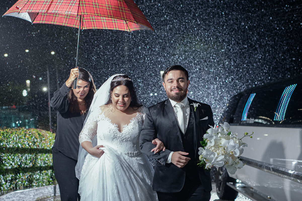 casamento em santos na igreja do embare assessoria vanessa martini  buffet  odilinha e fotografia artisticas nayara andrade fotografa especializada em casamentos . Casamento catolico emocionante em santos foto de casamento na chuva