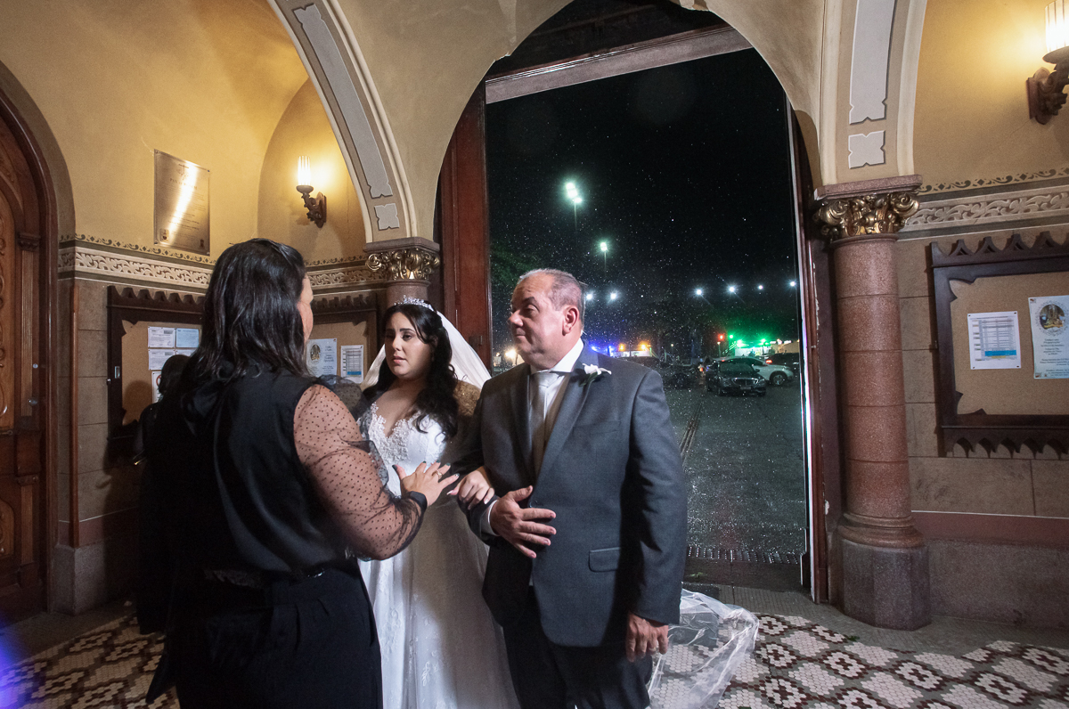 casamento em santos na igreja do embare assessoria vanessa martini  buffet  odilinha e fotografia artisticas nayara andrade fotografa especializada em casamentos . Casamento catolico emocionante em santos foto de casamento na chuva
