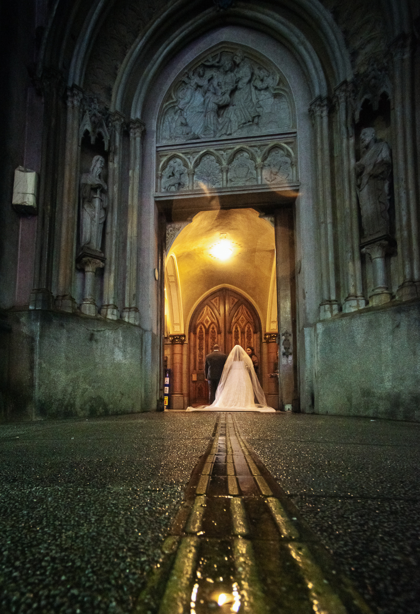 casamento em santos na igreja do embare assessoria vanessa martini  buffet  odilinha e fotografia artisticas nayara andrade fotografa especializada em casamentos . Casamento catolico emocionante em santos foto de casamento na chuva
