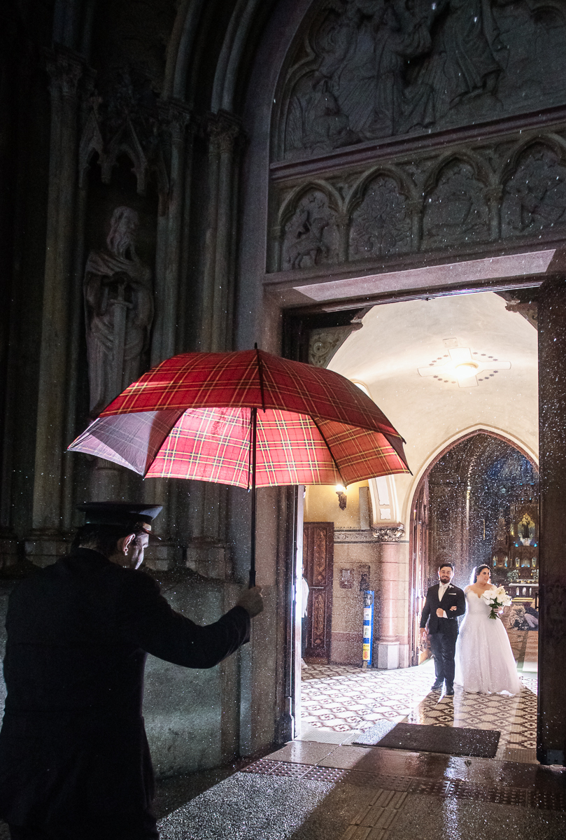 casamento em santos na igreja do embare assessoria vanessa martini  buffet  odilinha e fotografia artisticas nayara andrade fotografa especializada em casamentos . Casamento catolico emocionante em santos foto de casamento na chuva
