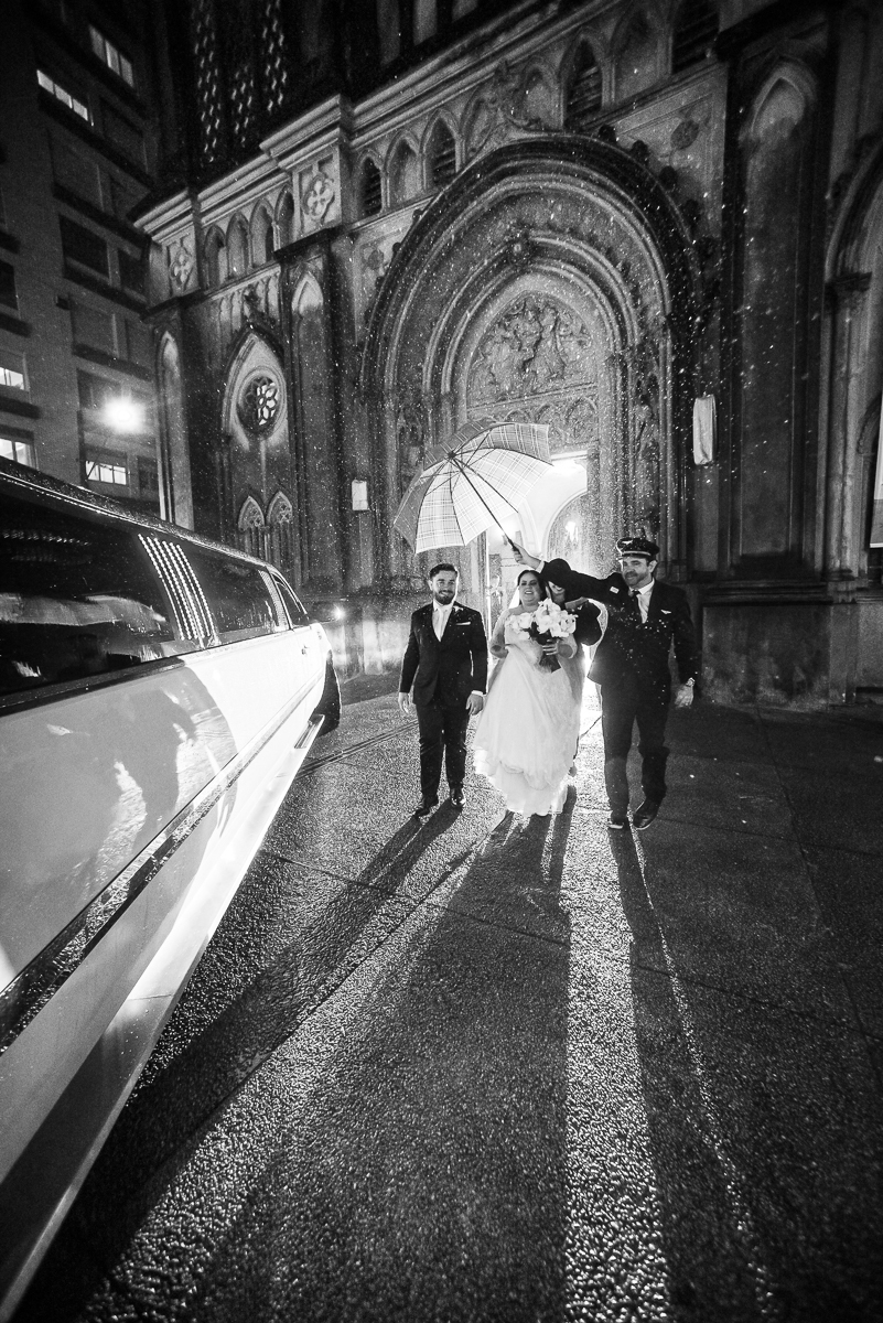 casamento em santos na igreja do embare assessoria vanessa martini  buffet  odilinha e fotografia artisticas nayara andrade fotografa especializada em casamentos . Casamento catolico emocionante em santos foto de casamento na chuva