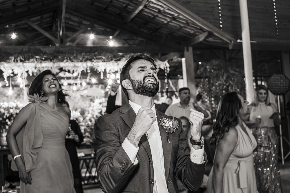 fotos de casamento casal se divertindo na festabalada de casamento noivos dançando e bebendo fotografa   nayaraandrade fotos artisticas e emocionantes 
