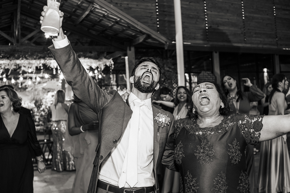 fotos de casamento casal se divertindo na festabalada de casamento noivos dançando e bebendo fotografa   nayaraandrade fotos artisticas e emocionantes 