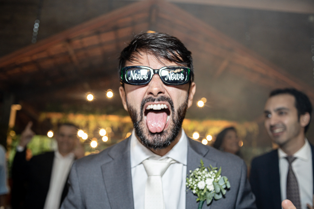 fotos de casamento casal se divertindo na festabalada de casamento noivos dançando e bebendo fotografa   nayaraandrade fotos artisticas e emocionantes 