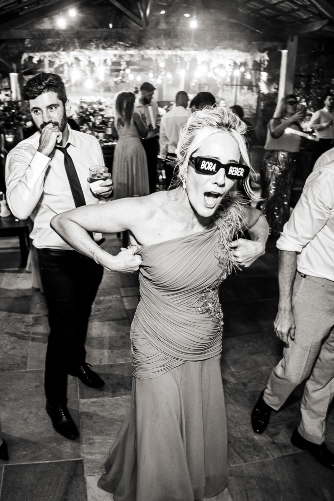 fotos de casamento casal se divertindo na festabalada de casamento noivos dançando e bebendo fotografa   nayaraandrade fotos artisticas e emocionantes 