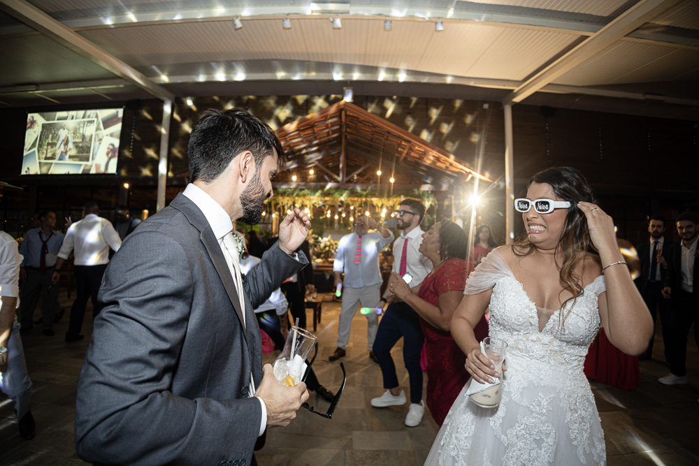 fotos de casamento casal se divertindo na festabalada de casamento noivos dançando e bebendo fotografa   nayaraandrade fotos artisticas e emocionantes 
