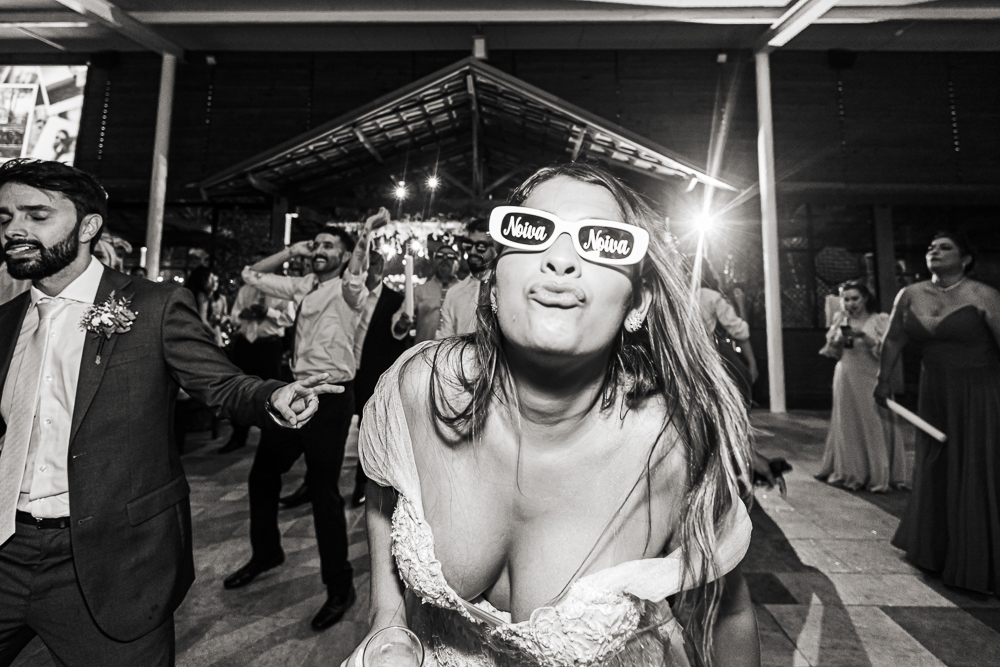fotos de casamento casal se divertindo na festabalada de casamento noivos dançando e bebendo fotografa   nayaraandrade fotos artisticas e emocionantes 