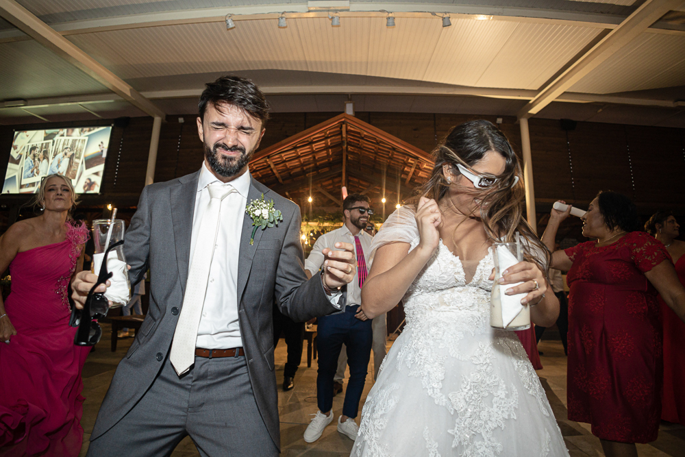 fotos de casamento casal se divertindo na festabalada de casamento noivos dançando e bebendo fotografa   nayaraandrade fotos artisticas e emocionantes 