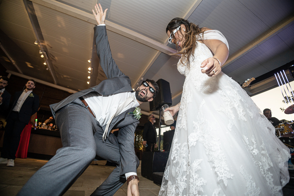 fotos de casamento casal se divertindo na festabalada de casamento noivos dançando e bebendo fotografa   nayaraandrade fotos artisticas e emocionantes 