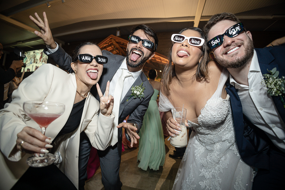 fotos de casamento casal se divertindo na festabalada de casamento noivos dançando e bebendo fotografa   nayaraandrade fotos artisticas e emocionantes 