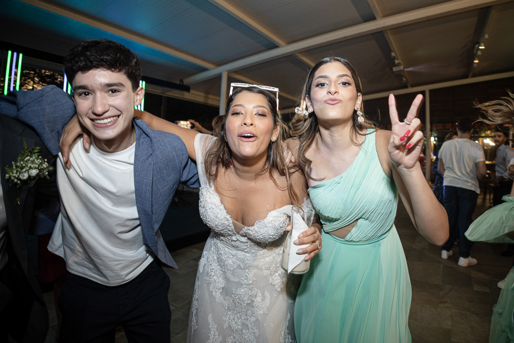 fotos de casamento casal se divertindo na festabalada de casamento noivos dançando e bebendo fotografa   nayaraandrade fotos artisticas e emocionantes 