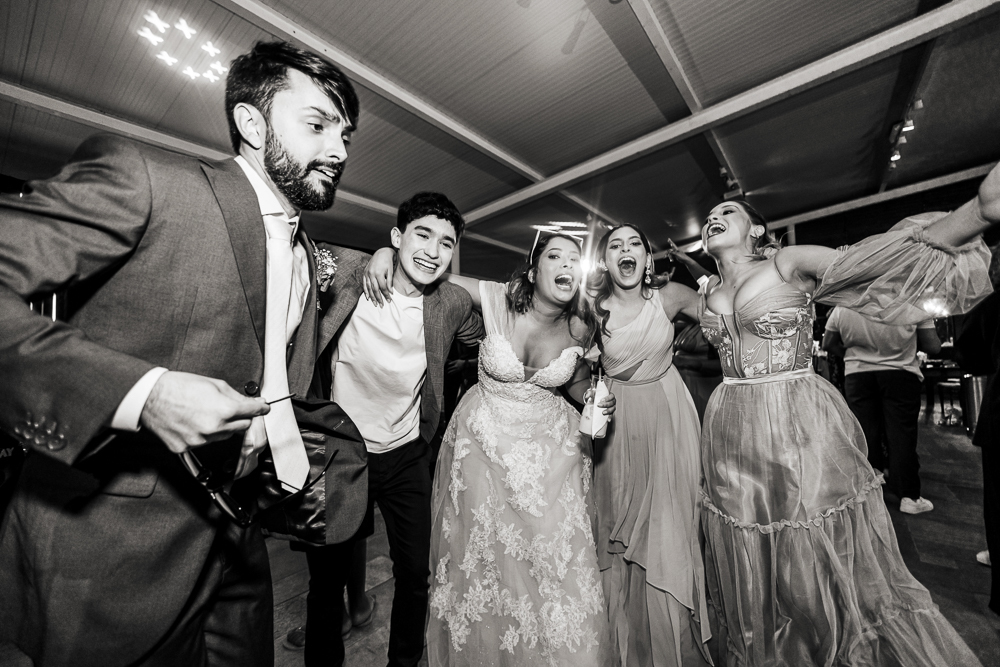 fotos de casamento casal se divertindo na festabalada de casamento noivos dançando e bebendo fotografa   nayaraandrade fotos artisticas e emocionantes 
