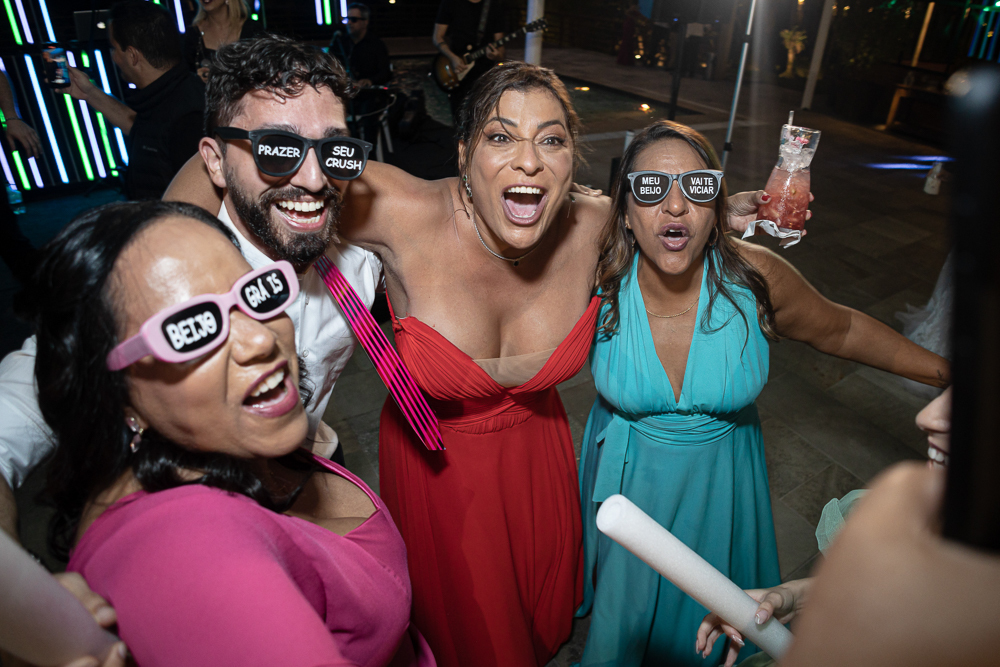 fotos de casamento casal se divertindo na festabalada de casamento noivos dançando e bebendo fotografa   nayaraandrade fotos artisticas e emocionantes 