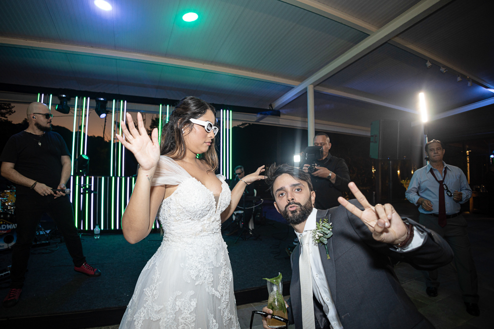 fotos de casamento casal se divertindo na festabalada de casamento noivos dançando e bebendo fotografa   nayaraandrade fotos artisticas e emocionantes 