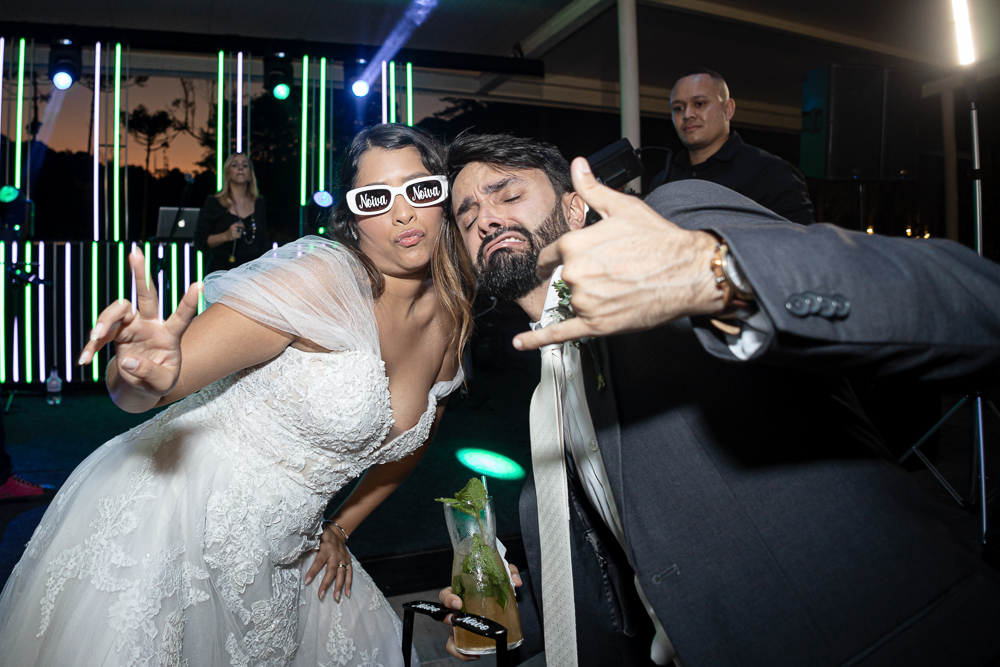 fotos de casamento casal se divertindo na festabalada de casamento noivos dançando e bebendo fotografa   nayaraandrade fotos artisticas e emocionantes 