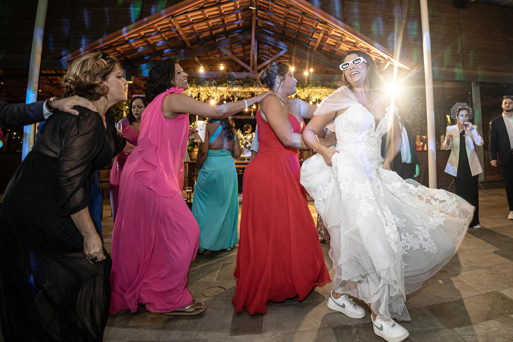 fotos de casamento casal se divertindo na festabalada de casamento noivos dançando e bebendo fotografa   nayaraandrade fotos artisticas e emocionantes 