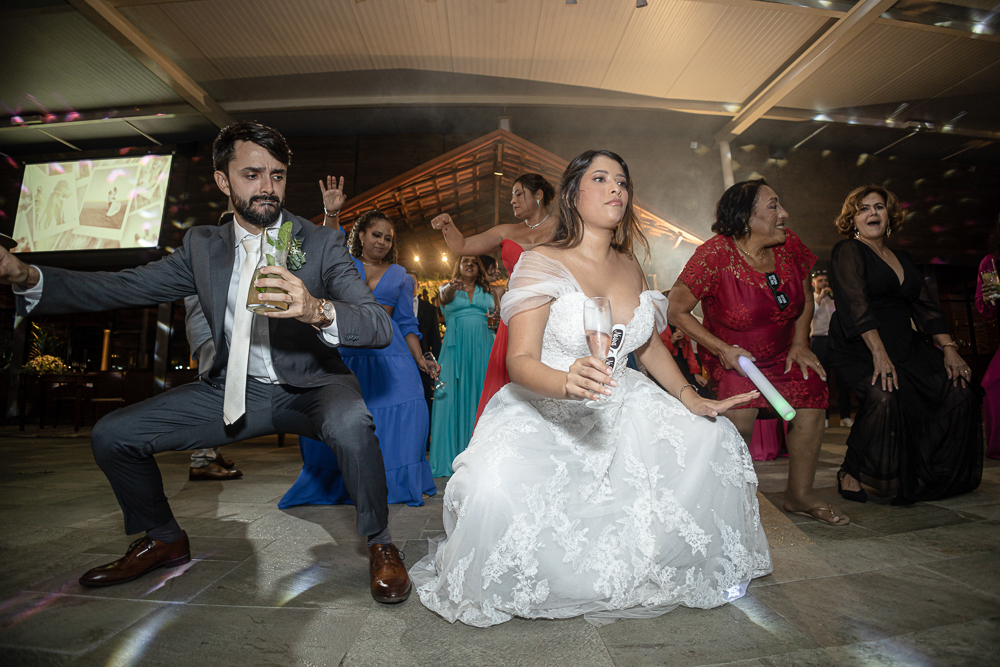 fotos de casamento casal se divertindo na festabalada de casamento noivos dançando e bebendo fotografa   nayaraandrade fotos artisticas e emocionantes 