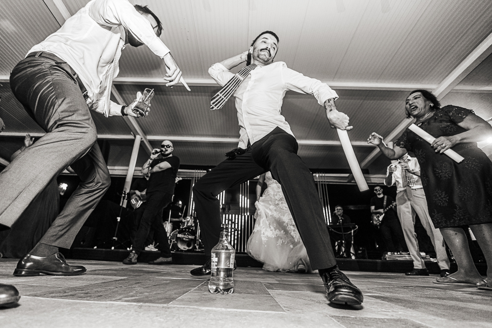 fotos de casamento casal se divertindo na festabalada de casamento noivos dançando e bebendo fotografa   nayaraandrade fotos artisticas e emocionantes 
